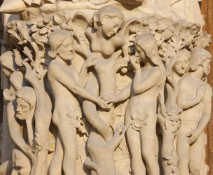 Paris Notre Dame katedral västra flygeln: Jungfruporten: Adam och Eva, Paris, Frankrike