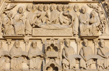 Paris Notre Dame katedral västra flygeln: Jungfruporten: Maria på sin dödsbädd omgiven av Jesus och apostlarna, Paris, Frankrike