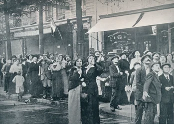 Paris folkmassa tittar på ett av de tyska flygplanen som flyger över staden, c1914
