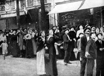 Parisare tittar på ett tyskt flygplan, första världskriget, 1914