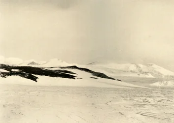 Del av Queen Alexandra Range 1500 Feet Up The Glacier, c1908, 1909.
