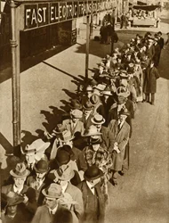 Passagerare som väntade på Goldhawk Road Station i London under järnvägsstrejken 1919, 1935.