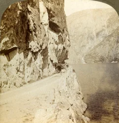 Stigen sprängdes ut från de höga klipporna för en väg runt Oifjords Lake, Norge, 1905.
