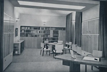 Paul Bromberg. Kombinerad rit- och matsal i ett hus i Rotterdam, i elfenben, röd-orange och