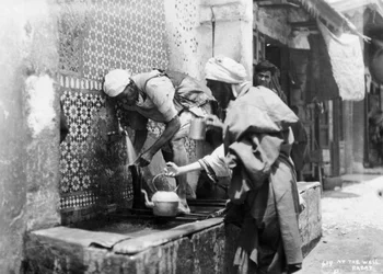 Människor som samlar vatten från en brunn, Rabat, Marocko, c1920-c1930s