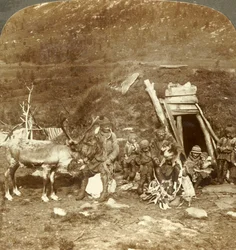 Människor från det kyliga nordlappshemmet och familjen, nära Tromsø, Norge, c1905.