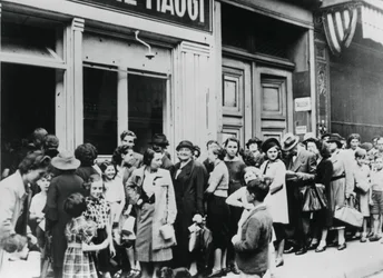Människor i kö utanför en mjölkbutik, tyskockuperade Paris, 26 juli 1940
