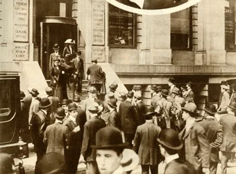 Människor som väntar på nyheter om Titanic...New York City, USA, april 1912, 1935.