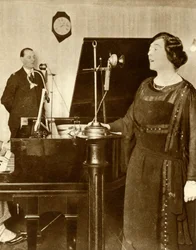 Skådespelare som sjunger en duett i en av studiorna på 2LO, Savoy Hill, London, 1923, 1935.