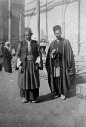Persiska pilgrimer utanför Kazimain-moskén, Irak, 1917-1919