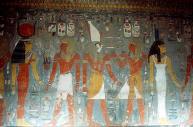 Farao Horemheb med gudinnan Isis och guden Horus, fornegyptisk, 1300-talet f.Kr.
