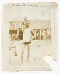 Fotografi av Cpl. Lawrence Leslie McVey med sin son, Lawrence McVey Jr., 1925.
