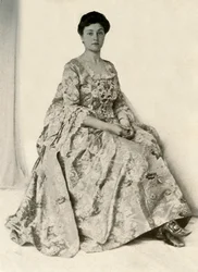 Fotografi av en kincob-brokad, med sidenbroderad stomacher, c1750, 1937.