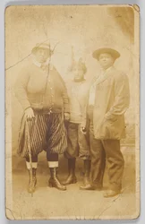 Fotografiskt vykort av tre oidentifierade kvinnor, 1904-1918.