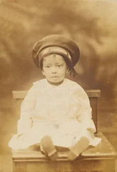 Fotografiskt vykort med bild av ett litet barn, 1918-1930.