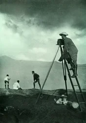 Fotografering vid Craters Lip, Aso-San, 1910.