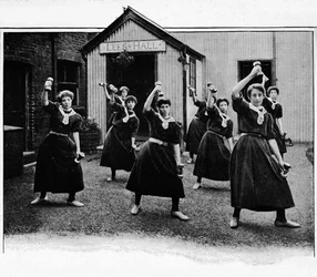 Fysisk övning vid Canning Town Womens Settlement, London, c1901 1901