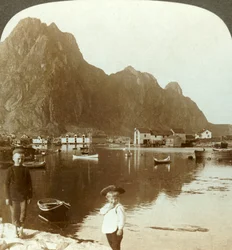 Pittoreska Svolvaer, en fiskestation långt norrut, Lofotenöarna, N. Norge, c1905.