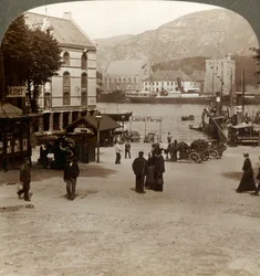 Pittoreska gamla fästningen Bergenhus, från ett torg i modern stad, Bergen, Norge, 1905.
