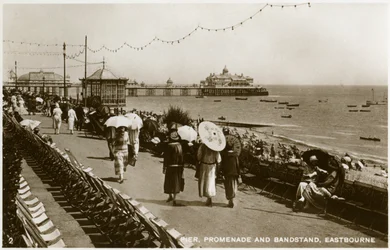 Pir, strandpromenad och läktare, Eastbourne, Sussex, c1920-talet