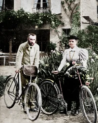 Pierre och Marie Curie, franska fysiker, förbereder sig för att cykla