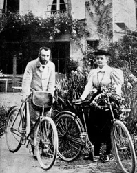 Pierre och Marie Curie, franska fysiker, förbereder sig för att cykla
