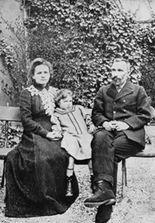Pierre och Marie Curie, franska vetenskapsmän, med sin dotter Irene, 1904