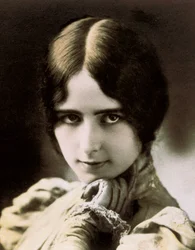 Porträtt av Cleo de Merode. Fotografi, ca 1900.