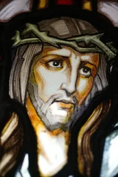 Porträtt av Jesus. Fönster i målat glas. Saint Blaise Church Vichy Frankrike