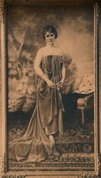Porträtt av en kvinna på den kubanska ambassaden i Bryssel, Belgien, 1927.