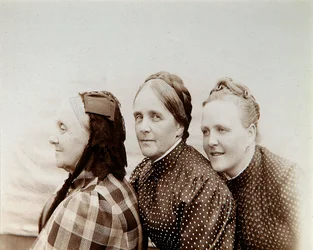 Porträtt av tre kvinnor, Ryssland, 1890-talet