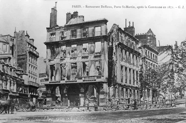 Vykort som visar skador på Deffieux Restaurant, Porte St.-Martin, efter Pariskommunen 1871