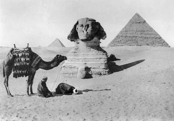 Ber inför en sfinx, Kairo, Egypten, c1920-talet