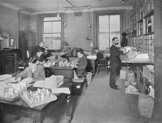 Förbereder publikationer för pressen, Patent Office, London, c1903 1903