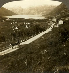 Vackra bergväggar by och Roldalsjön, i det karga Västnorge, c1905.