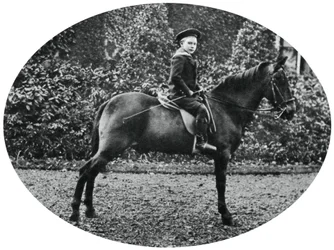 Prins Albert Windsor vid sex års ålder, sittande på en häst, 1902