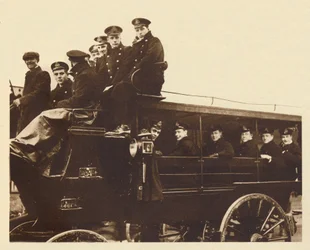 Prins Albert anländer till Devonport för att gå ombord på kryssaren Cumberland, 1913, 1937
