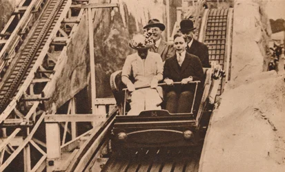 Prins George och prinsessan Mary vid invigningen av Earls Court Exhibition, London, 1913 1935.