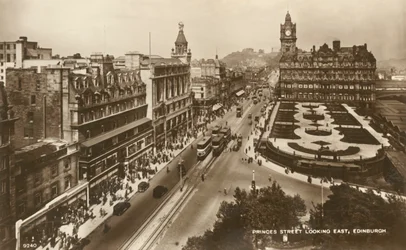 Princes Street Looking East, Edinburgh, c1920-talet.