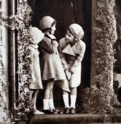 Prinsessan Elizabeth, prinsessan Margaret och deras kusin, Margaret Elphinstone, under Royal Highland Society i Princess Royal Park (s/v foto)