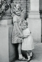 Prinsessorna Elizabeth och Margaret Rose, 1932, 1937