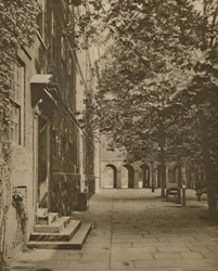 Pump Court i dess sommarplagg av löv och solljus, c1935.