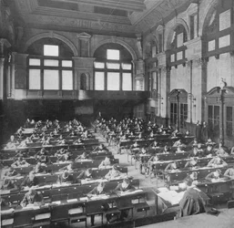 Elever genomgår ett prov vid City of London School, c1903 1903