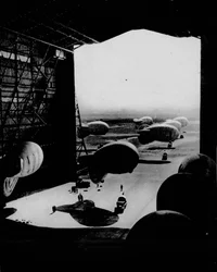 Att sätta spärrballonger i en hangar, 1943