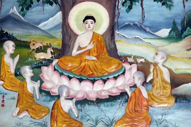 Quan Am Bo Tat-templet (Pagoda of Avalokitesvara Bodhisattva). Shakyamuni Buddha predikar predikan - lagens hjul - för sina fem lärjungar. Vung Tau. Vietnam