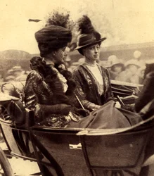 Drottning Alexandra av Danmark och prinsessan Victoria anländer till St. Pauls Cathedral