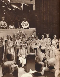 Drottning Elizabeth ser på när hennes make kröns på sin kröningsdag, 1937