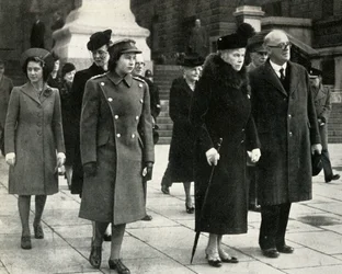 Drottning Mary, prinsessan Elizabeth, prinsessan Margaret..., vapenstilleståndsdag, 1945, 1951.