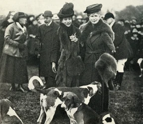 Drottning Mary och drottning Alexandra vid ett möte i West Norfolk Hunt 1920, 1951.