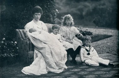 Queen Mary och fyra av hennes barn, 1905, 1936